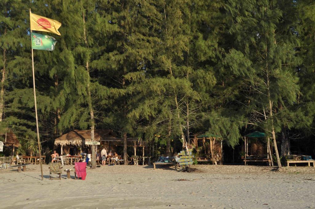 Tawan Bar And Bungalow Hotel Ko Phra Thong Buitenkant foto