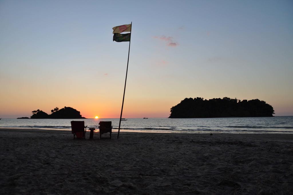 Tawan Bar And Bungalow Hotel Ko Phra Thong Buitenkant foto