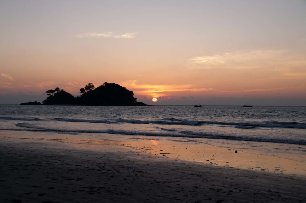 Tawan Bar And Bungalow Hotel Ko Phra Thong Buitenkant foto